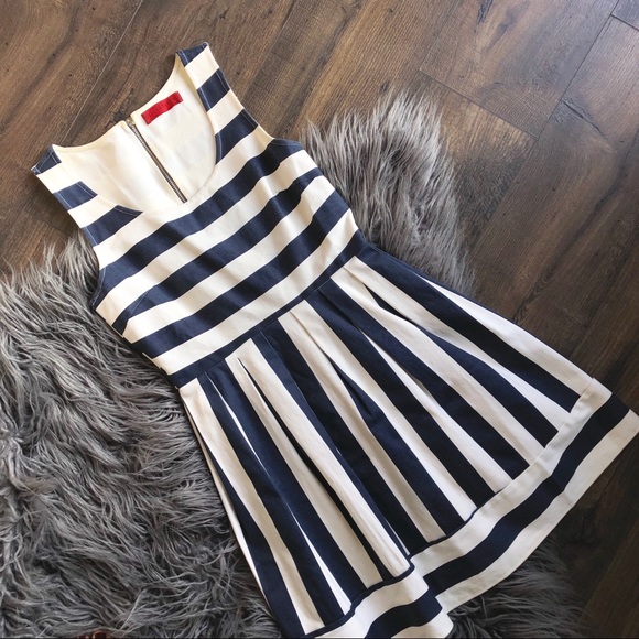 Signature8 Dresses & Skirts - 🌿 𝕊𝔸𝕃𝔼 🌿 Nautical Navy Strip Dress